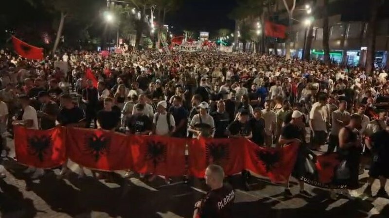 &ldquo;Opozit&euml; e shitur&rdquo;, qytetar&euml;t marshojn&euml; edhe para