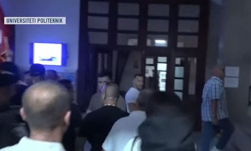 Rojet tentuan t&euml; heqin banderol&euml;n e student&euml;ve, protestuesit