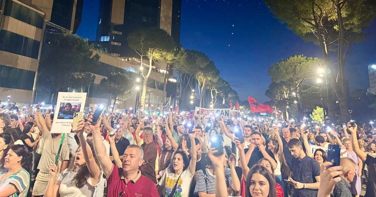 mirela-karabina-si-protesta-po-larteson-vlerat-me-te-mira-te-shqiptareve