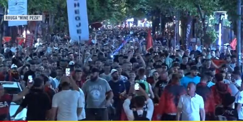 "Lironi &ccedil;unat!"/ Protesta e 33-t&euml;, mij&euml;ra