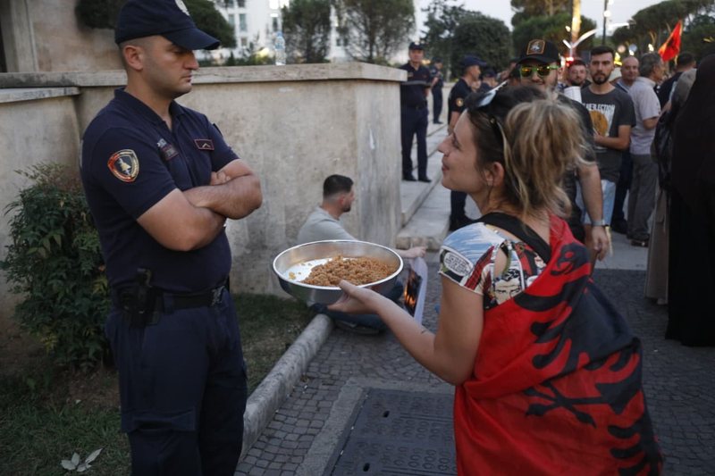 VIDEO/ Protestuesit shp&euml;rndajn&euml; hallv&euml; p&euml;r "T&euml;