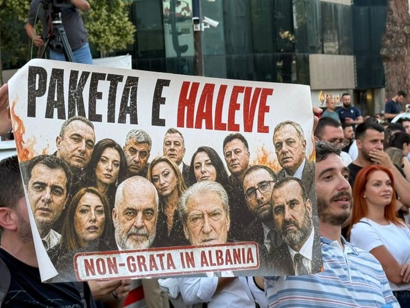 N&euml; nj&euml; shoq&euml;ri demokratike largohen politikan&euml;t, jo