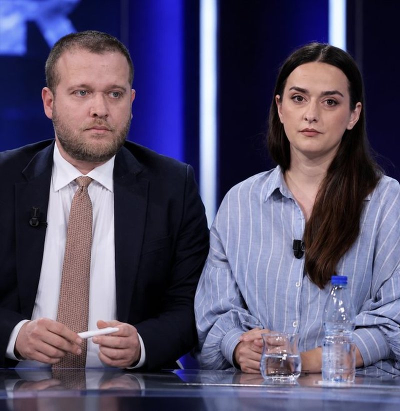 &ldquo;G&euml;njeshtar, qesharak!&rdquo;/ Aktivistja p&euml;rplaset me deputetin