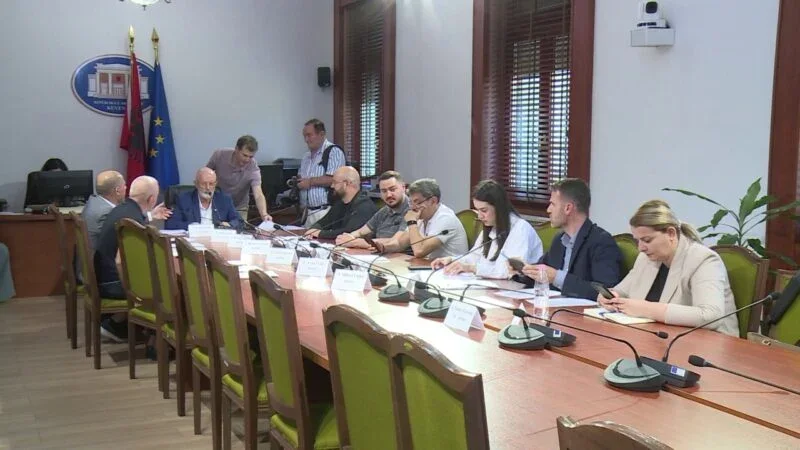 Debati p&euml;r tokat n&euml; Kuvend, p&euml;rplasje mes Korreshit dhe