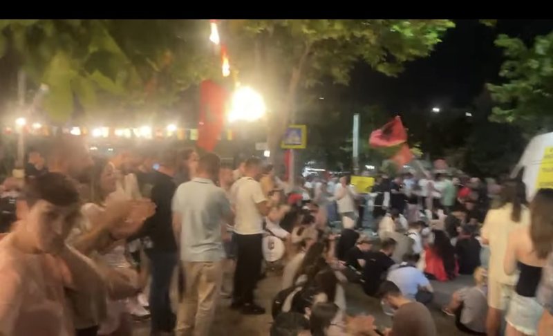 33 dit&euml; revolt&euml;! Mij&euml;ra qytetar&euml; te Komisariati Nr.3: Nuk