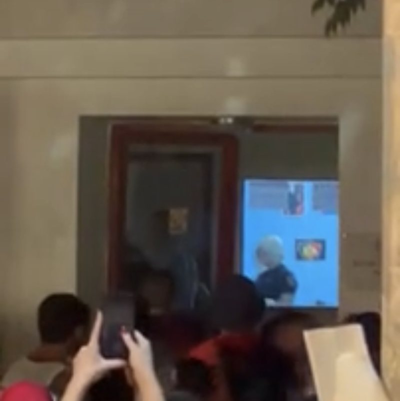 Disa persona thyejn&euml; xhamat e Komisariatit Nr.3, policia nd&euml;rhyn me
