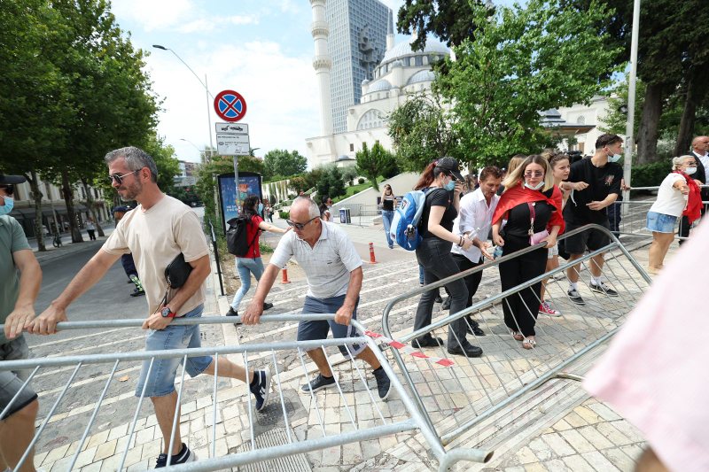 P&euml;rplasjet te Kuvendi, Rama tenton t&euml; b&euml;j&euml; pis