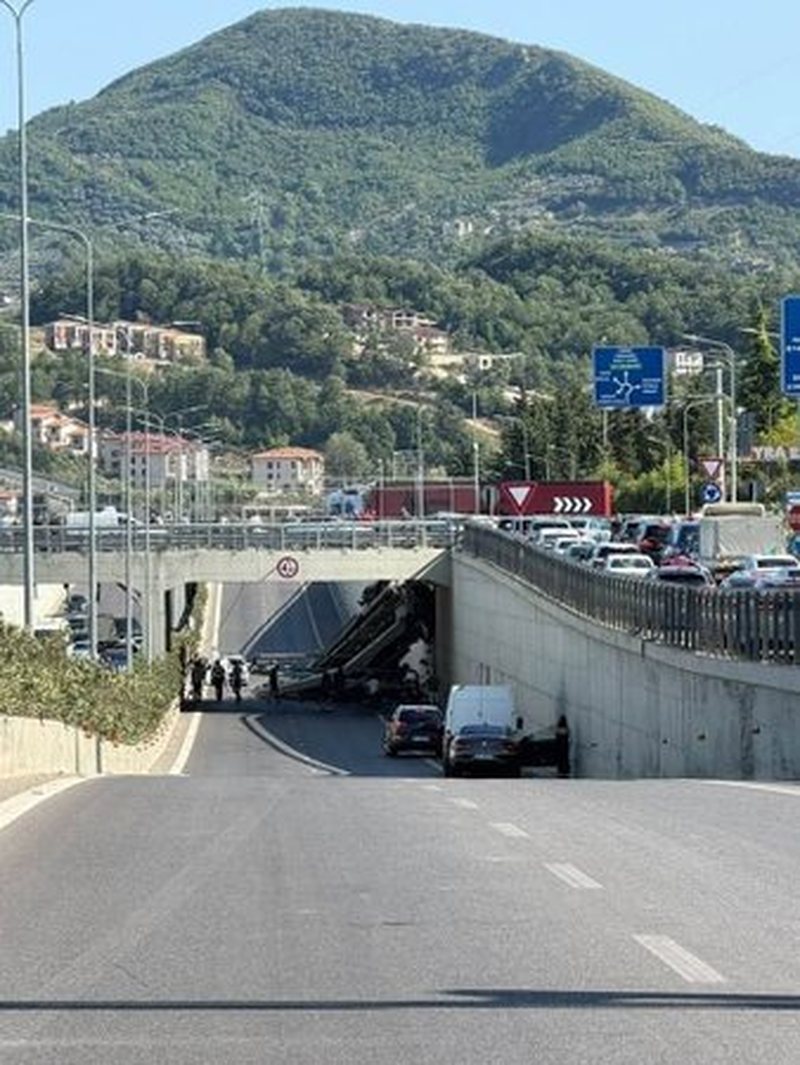 Aksident i r&euml;nd&euml; rrugor te rrethrrotullimi i TEG, betonieria bie nga
