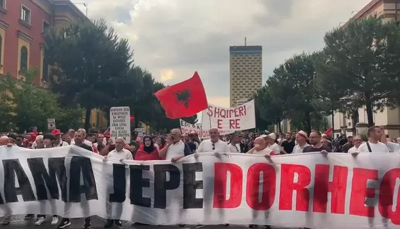Rama sfidon Protest&euml;n e madhe qytetare: Dor&euml;heqja nuk negociohet, po