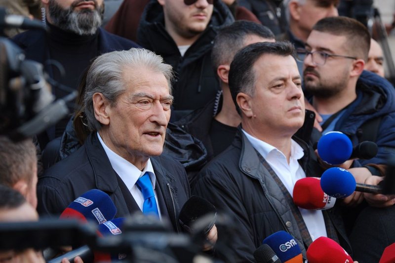 PK e Kin&euml;s me 100 milion an&euml;tar&euml; ka vet&euml;m 7 Sekretar&euml;,