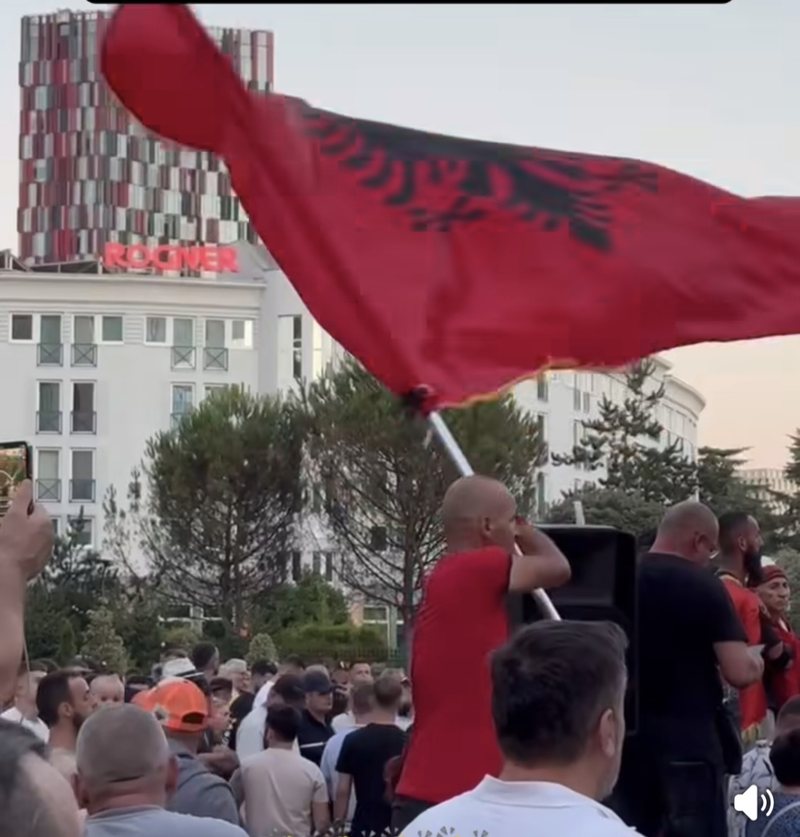 Agroni i Flamurit, simbol i nj&euml; proteste q&euml; nuk dor&euml;zohet