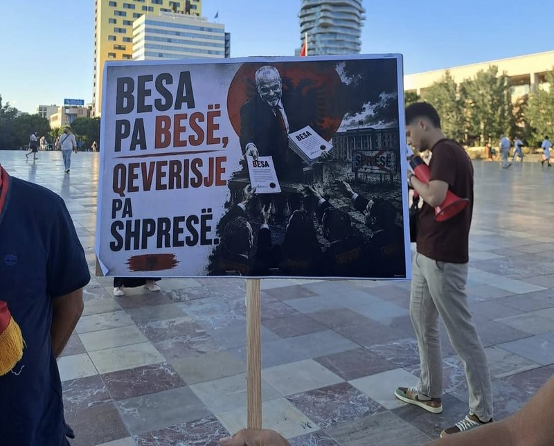 Kur zot&euml;ruesi i dredhis&euml;, k&euml;rkon "Bes&euml;"!
