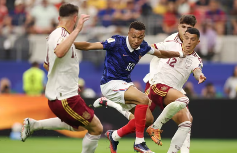 Spanja n&euml; finalen e Bot&euml;rorit, skuadra e De La Fuentes mund mes