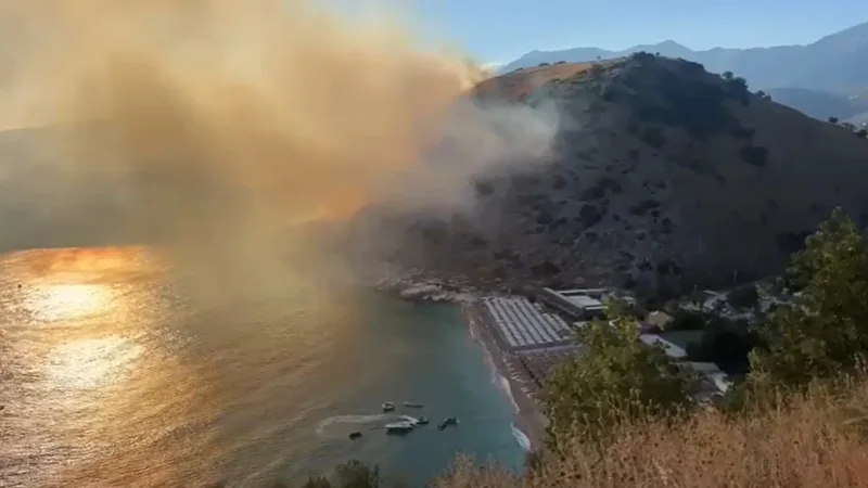 Zjarr i p&euml;rmasave t&euml; m&euml;dha n&euml; kodrat e Llaman&euml;s n&euml;
