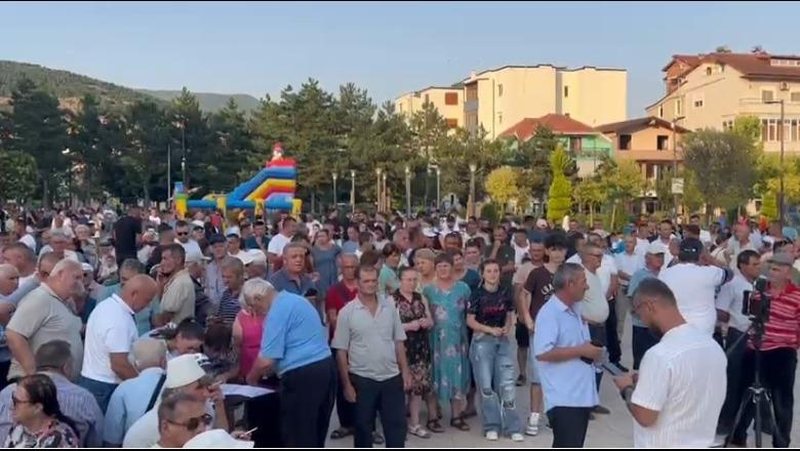 Banor&euml;t n&euml; P&euml;rrenjas protest&euml; kund&euml;r reform&euml;s