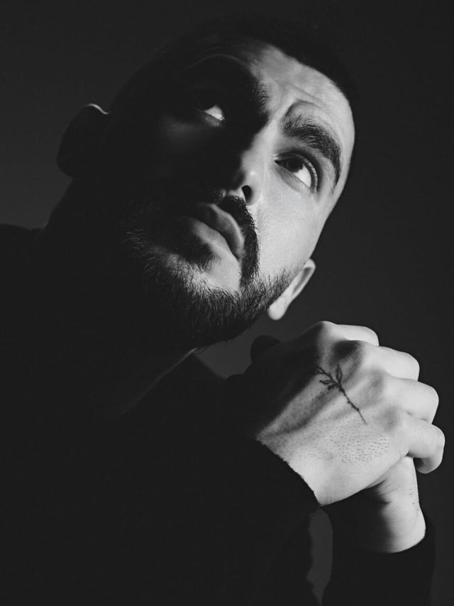 Butrint Imeri n&euml; zi, humb personin e shtrenjt&euml;