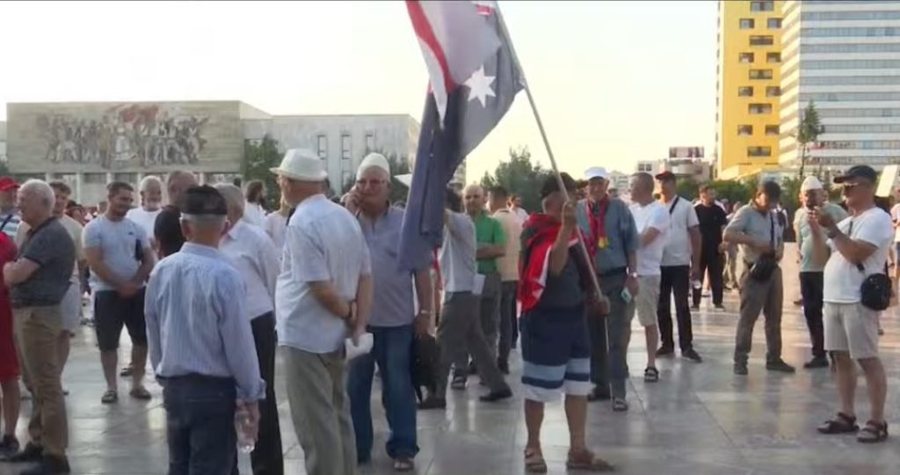Dita e 28-t&euml; e protest&euml;s, qytetar&euml;t mblidhen n&euml; sheshin