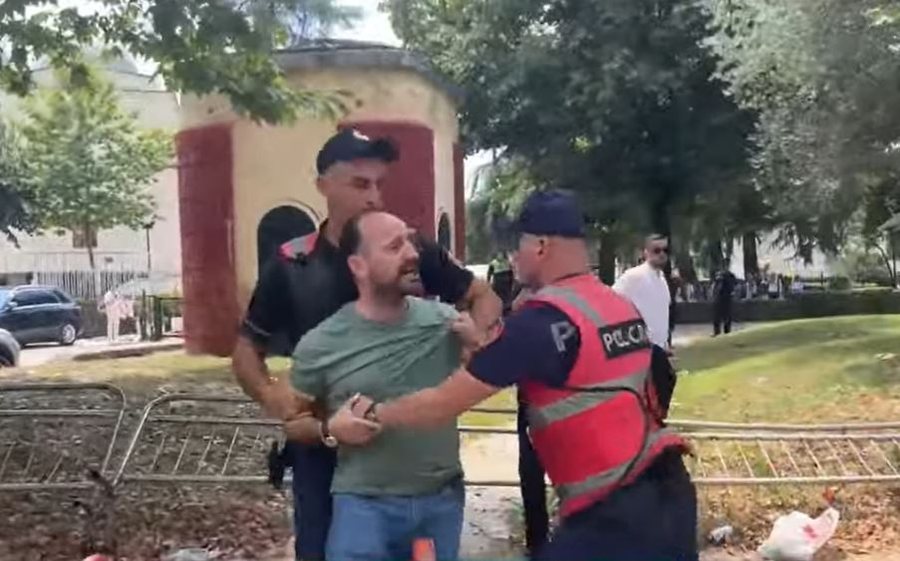 P&euml;rplasje mes policis&euml; dhe protestuesve para Kuvendit, arrestohet