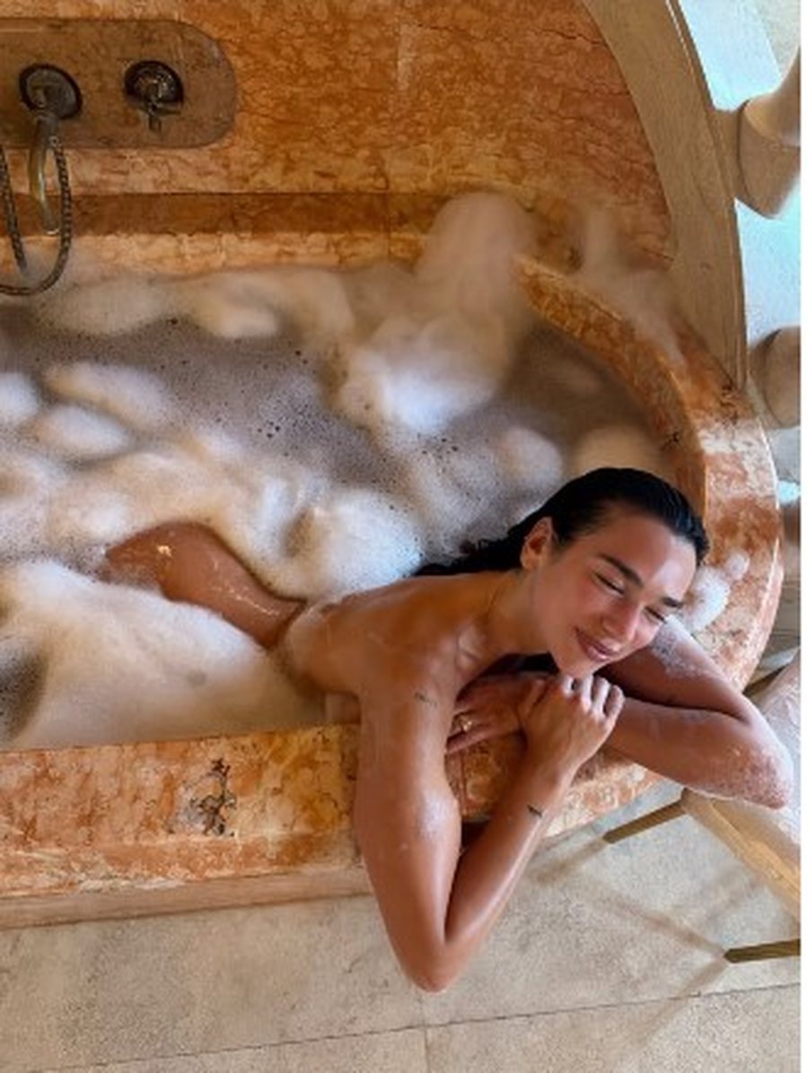 Dua Lipa poston foto nudo nga muaji i mjaltit n&euml; Itali, v&euml;mendjen e