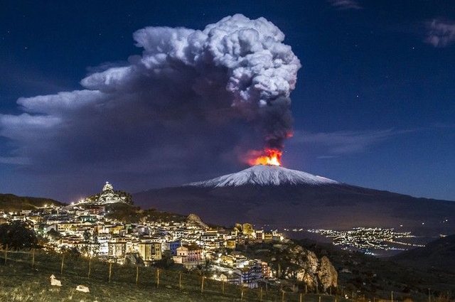 Shp&euml;rthen s&euml;rish vullkani Etna, nd&euml;rpriten fluturimet n&euml;