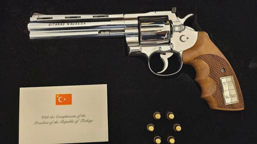 Revolver me fishek&euml; real&euml;, a e mor&euml;n lider&euml;t e NATO-s