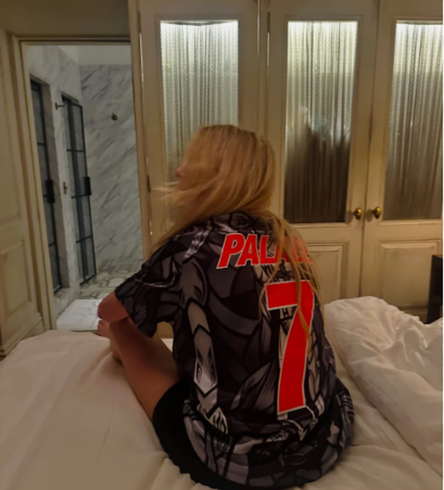 Ellie Goulding ndez &ccedil;erekfinalen e Bot&euml;rorit, performon n&euml;
