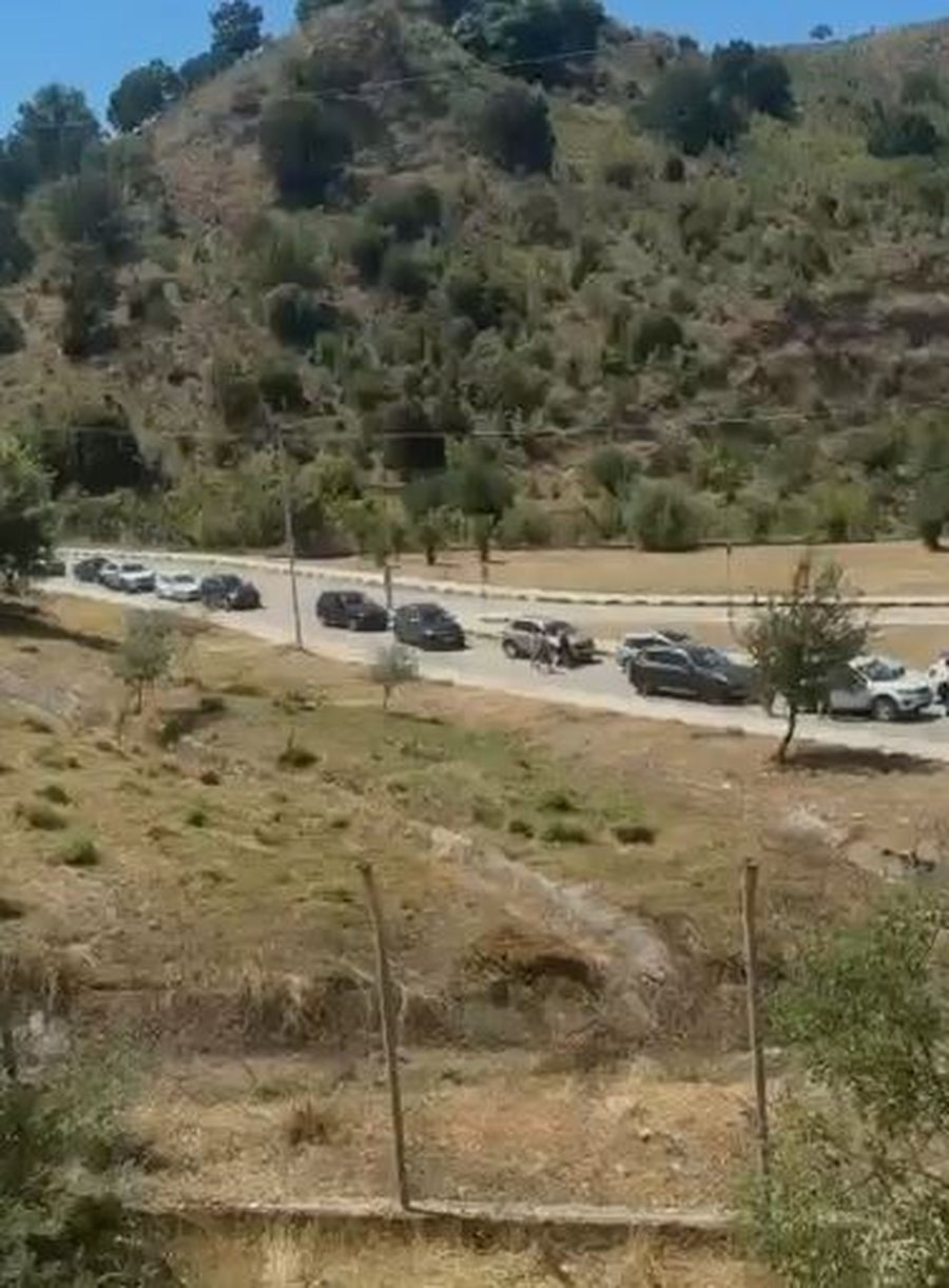 Qaf&euml; Bot&euml;/ Radh&euml; 2 kilometra n&euml; kufi me Greqin&euml;,