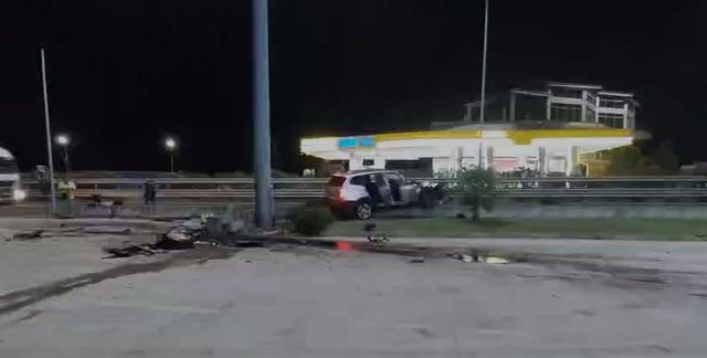 Humb kontrollin e makin&euml;s n&euml; autostrad&euml;n La&ccedil;-Mamurras,