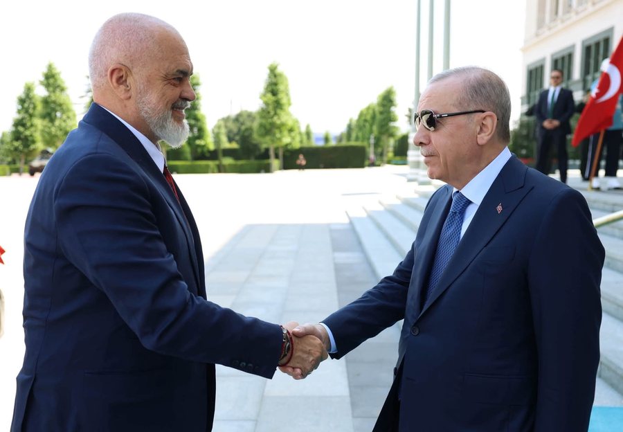 BLOOMBERG: K&euml;rkesa e Shqip&euml;ris&euml; ndaj &lsquo;sulltanit&rsquo; turk