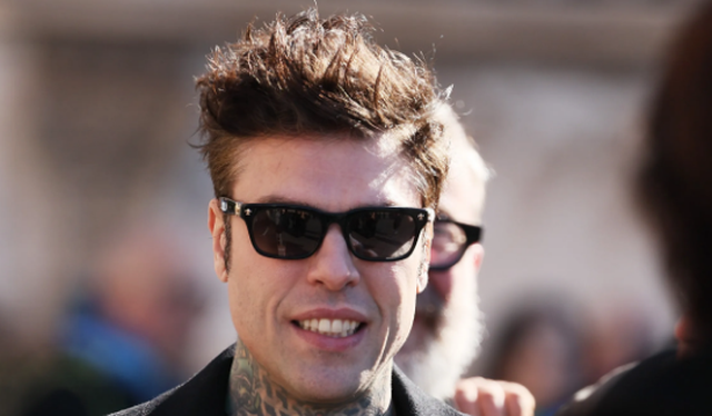 Fedez l&euml; spitalin e kthehet n&euml; sht&euml;pi /Gjendja e reperit italian