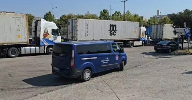Aksident n&euml; portin e Durr&euml;sit, drejtuesi i nj&euml; furgoni