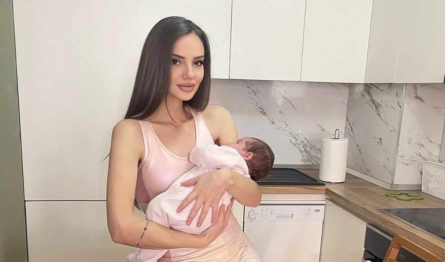 Ana Lika zbulon pas 6 muajsh portretin e vajzës së saj
