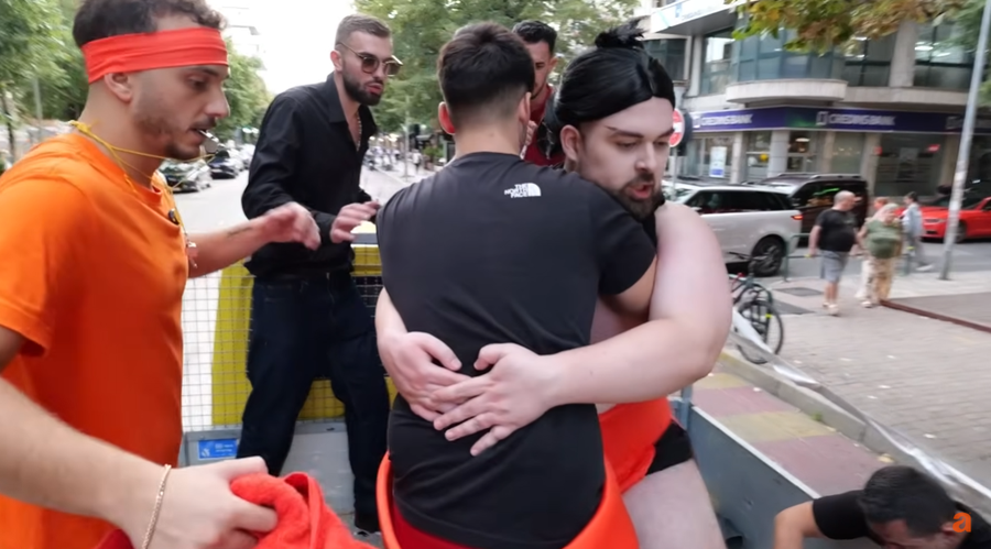 Luajtëm Sumo me njerëz të çmendur në Tiranë