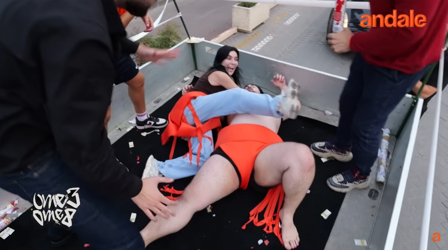Luajtëm Sumo me njerëz të çmendur në Tiranë