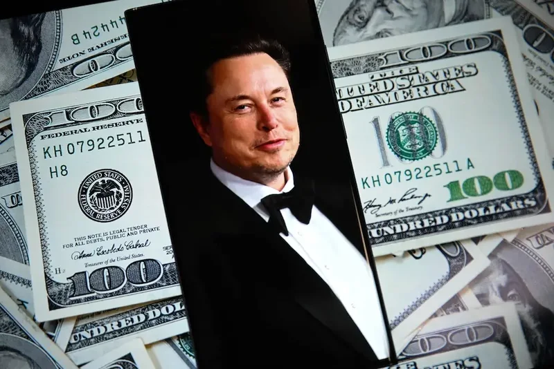 Elon Musk b&euml;het trilioneri i par&euml; n&euml; bot&euml; pas debutimit