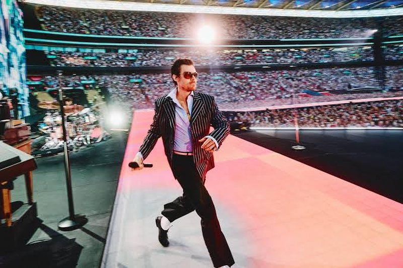Harry Styles rikthen emocionet e &ldquo;One Direction&rdquo; n&euml; koncertin
