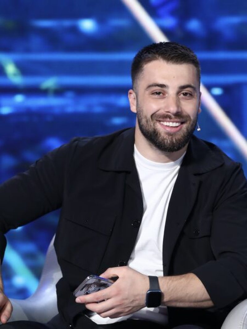 "Meritoni i z&euml;n&euml;" k&euml;ng&euml;tari kapet mat n&euml; mes