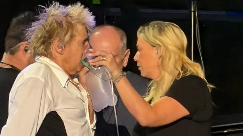 Panik n&euml; koncertin e Rod Stewart: legjenda 81-vje&ccedil;are k&euml;rkon