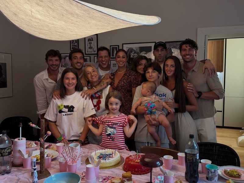&ldquo;Familja e bashkuar&rdquo;, Belen feston krah dy ish-partner&euml;ve, por