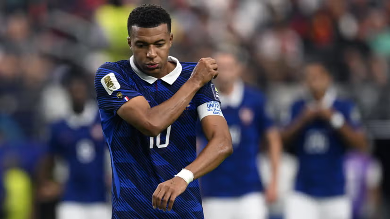 Mbapp&eacute; shp&euml;rthen pas eliminimit dhe kritikon taktikat e Franc&euml;s