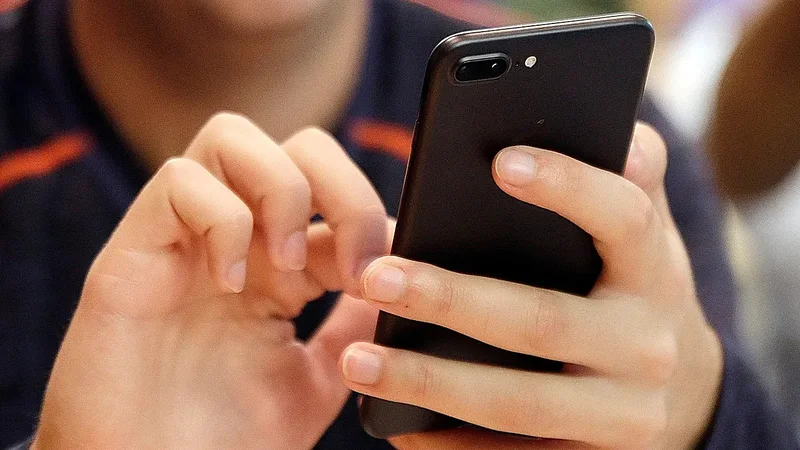Telefoni po ju shkat&euml;rron gishtat pa e kuptuar: Shenjat q&euml;