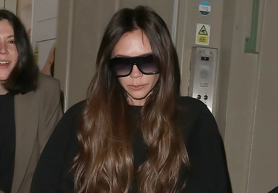 FOTO/ Edhe pse me këmbë të thyer; Victoria Beckham zgjedh