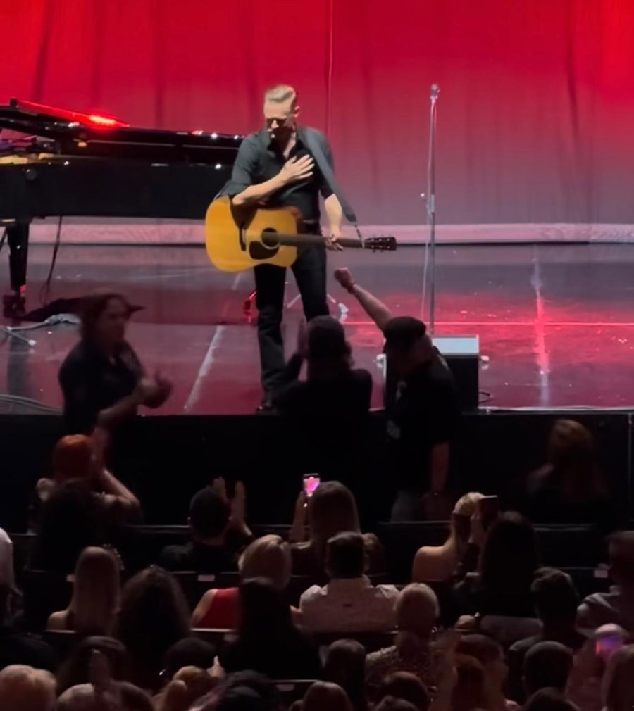 Bryan Adams në Tiranë - Kur koha ndaloi në Pallatin e Kongreseve!