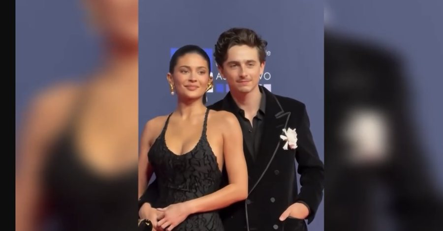 Timothée Chalamet dhe Kylie Jenner zyrtarisht bashkë në tapetin