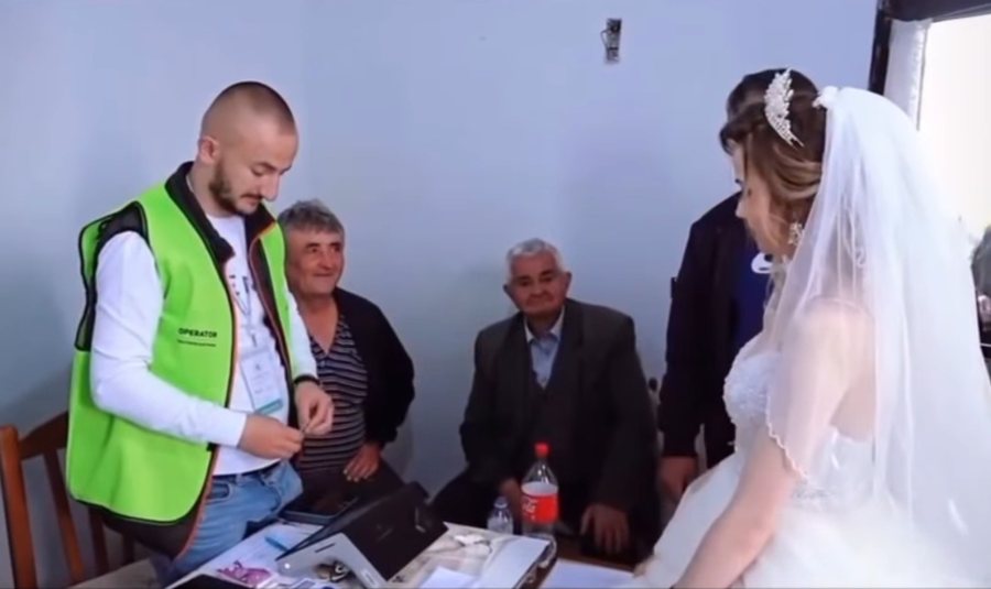 Nusja në Elbasan voton me vello para se të shkojë në
