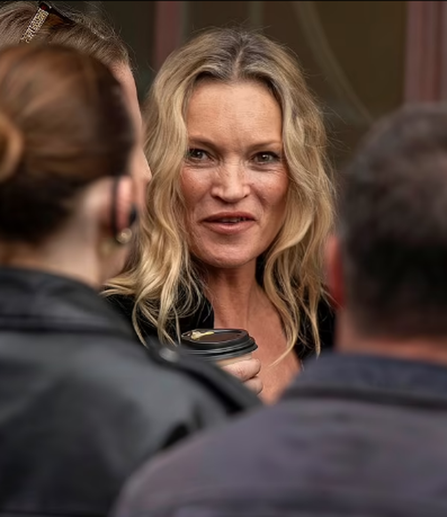 51 vjeç, Kate Moss tregon këmbët e dobësuara (dhe