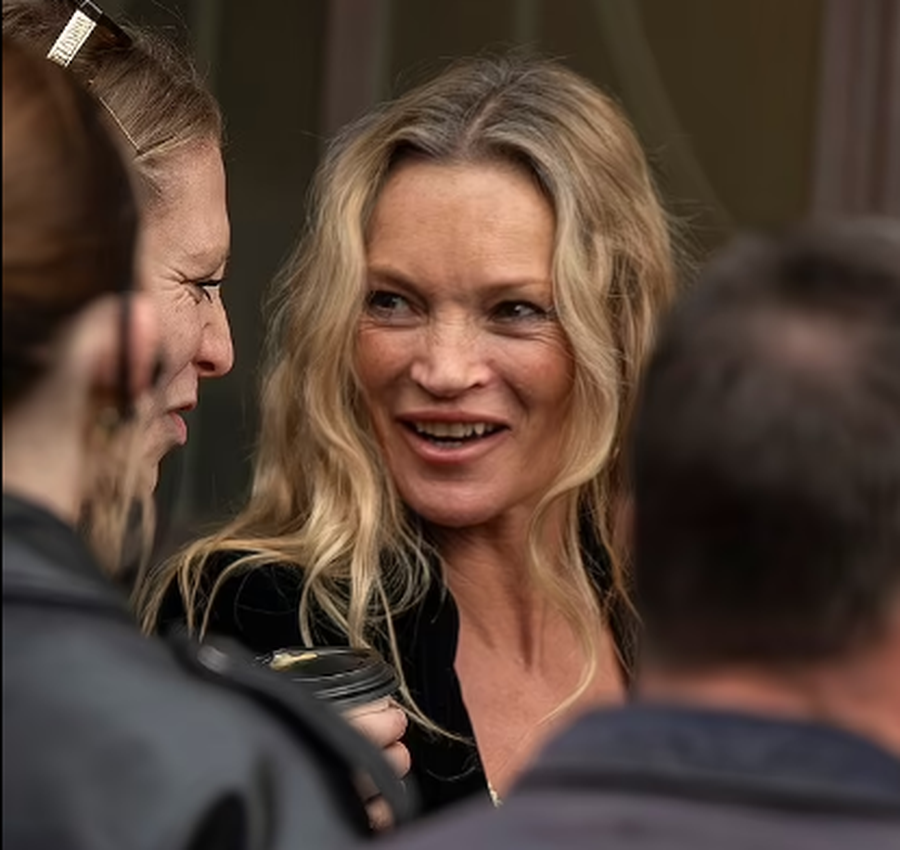 51 vjeç, Kate Moss tregon këmbët e dobësuara (dhe