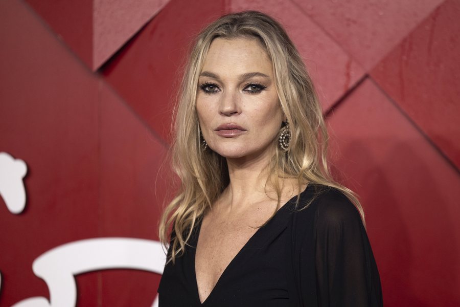 51 vjeç, Kate Moss tregon këmbët e dobësuara (dhe