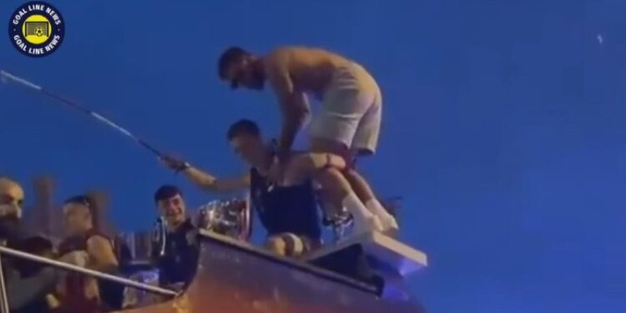Festa e titullit kampion, Martinez bie nga autobusi, Barcelona raporton për
