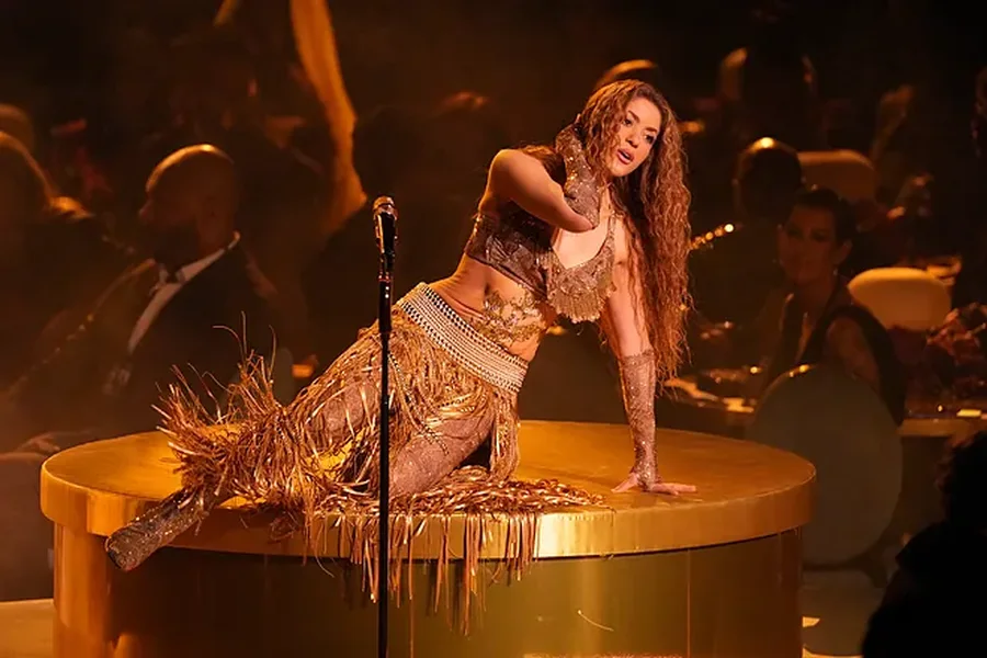 VIDEO/ Shakira rrëzohet në skenë!